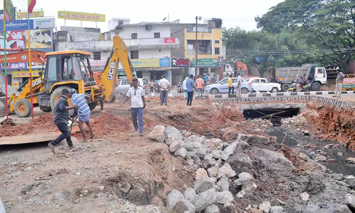 மரப்பாலத்தில் மந்தமான பணியால் நெரிசலில் சிக்கி தவிக்கும் வாகனங்கள் மரப்பாலத்தில் மந்தமான பணியால் நெரிசலில் சிக்கி தவிக்கும் வாகனங்கள்