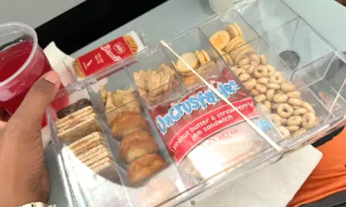 அமெரிக்க விமானத்தில் 3 வயது குழந்தையின் சிற்றுண்டி பெட்டியை பறித்ததாக பணியாளர் மீது புகார்