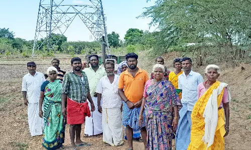 நஷ்ட ஈடு வழங்காததால்  உயர்கோபுரம் அமைக்க இடம் கொடுத்த விவசாயிகள் முற்றுகை
