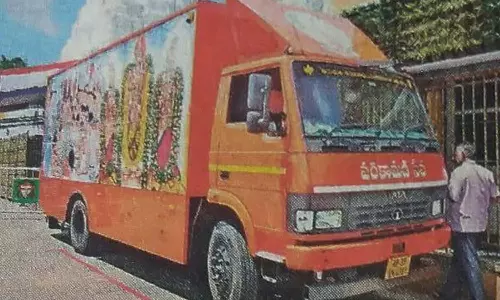 திருப்பதி ஏழுமலையான் கோவிலில் உண்டியல்களை எடுத்து செல்ல புதிய வடிவ லாரி