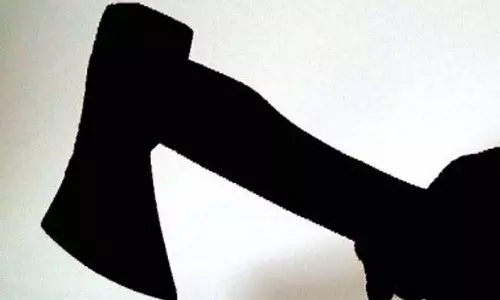 மெசேஜ் அனுப்பிய தாய்: சந்தேகத்தால் பெற்ற தாயை வெட்டி சாய்த்த மகன்