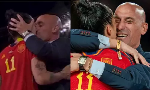 உதட்டில் முத்தம்: சர்ச்சையை கிளப்பிய வீராங்கனை- மன்னிப்பு கேட்ட ஸ்பெயின் கால்பந்து சங்க தலைவர்