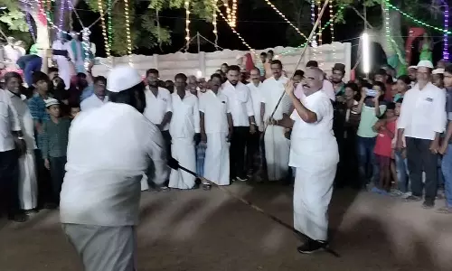 செஞ்சியில்  சந்தனக்கூடு திருவிழா: அமைச்சர் செஞ்சி மஸ்தான் சிலம்பாட்டம் ஆடினார்