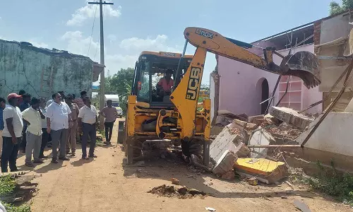 திருவள்ளூர் ரெயில் நிலையம் அருகே ஆக்கிரமித்து கட்டிய வீடுகள் இடிப்பு