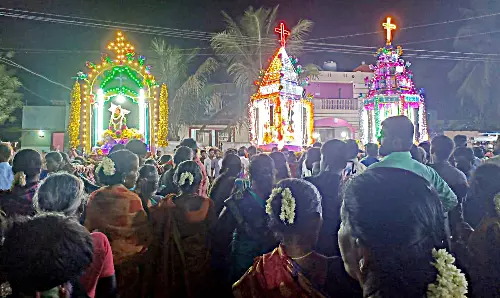 குருமிலாங்குடியில் தேவாலய சப்பரபவனி திருவிழா