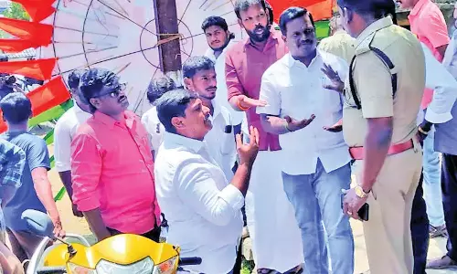 அண்ணாமலையை வரவேற்று வைக்கப்பட்ட பேனர்கள் அகற்றம்: பா.ஜ.க.வினர் போராட்டம்