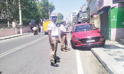 நாகர்கோவிலில் நடைபாதையில் நிறுத்திய காருக்கு அபராதம்