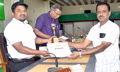 சிறப்பாக பணியாற்றிய வருவாய் அலுவலர்களுக்கு பரிசுகள்