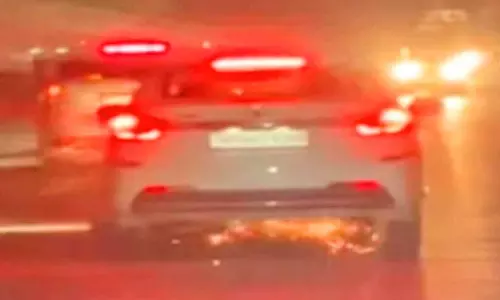 காருக்கு அடியில் சிக்கிய மோட்டார் சைக்கிளை 30 கிலோ மீட்டர் தூரம் இழுத்து சென்ற கார்