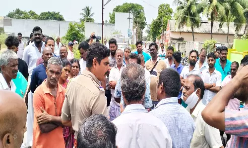 குடியிருப்பு பகுதிக்கு செல்லும் வழியை அடைத்ததால் பொதுமக்கள் மறியல்
