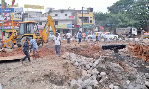 மரப்பாலத்தில் மந்தமான பணியால் நெரிசலில் சிக்கி தவிக்கும் வாகனங்கள்