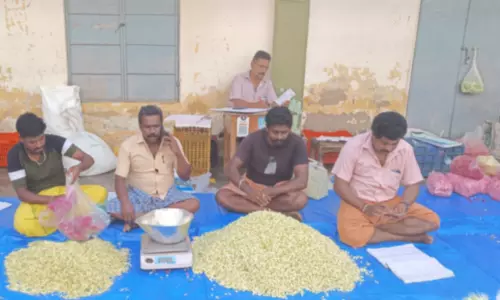 தோவாளை பூச்சந்தையில் பிசுபிசுத்த ஓணம் விற்பனை