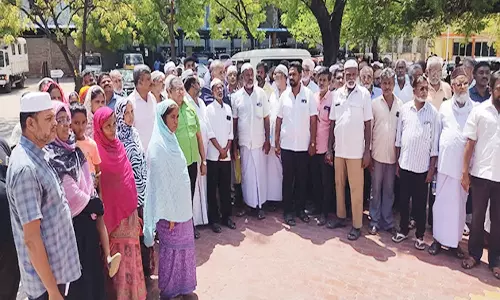 பாளை 21-வது வார்டுக்குட்பட்ட மையவாடிக்கு செல்லும் பகுதியில் ஆக்கிரமிப்புகளை அகற்ற வேண்டும்-மாநகராட்சி அலுவலகத்தில் 8 ஜமாத்தார்கள் மனு