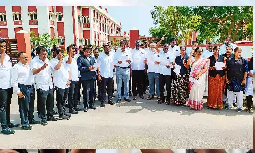 இந்திய தண்டனை  சட்டத்தின் பெயர்களை இந்தி மொழியில் மாற்ற எதிர்ப்பு தெரிவித்து வக்கீல்கள் ஆர்ப்பாட்டம்