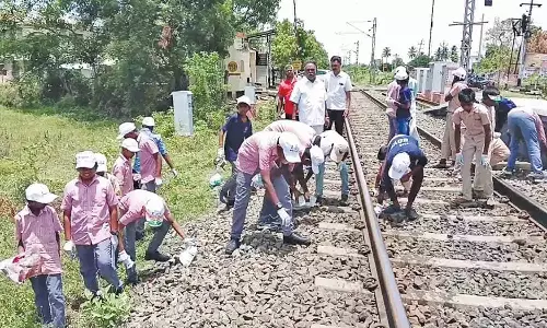 ெரயில் நிலையத்தில் அரசு பள்ளி மாணவர்கள் தூய்மை பணி