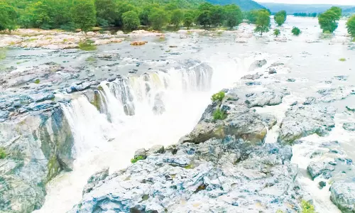 ஒகேனக்கல்லுக்கு நீர்வரத்து 16 ஆயிரம் கனஅடியாக நீடிப்பு