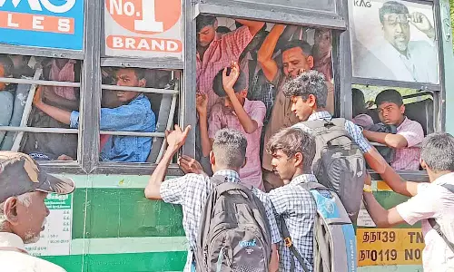 பஸ் படிக்கட்டுகளில்  தொங்கியபடி பயணிக்கும் பள்ளி மாணவர்கள் - விபத்தில் சிக்கும் அபாயம்