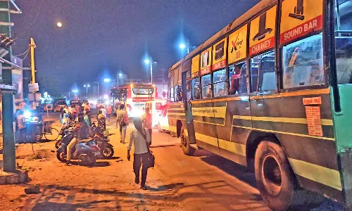 பல்லடம் பஸ் நிலையத்திற்குள் செல்லாமல் சாலையில் இறக்கி விடப்படும் பயணிகள்