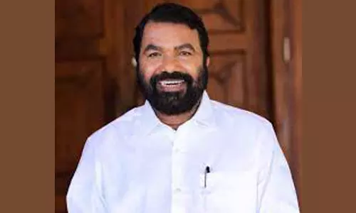 யோகி ஆதித்யநாத் காலில் ரஜினி விழுந்ததை கிண்டலடித்து கருத்து வெளியிட்ட கேரள மந்திரி