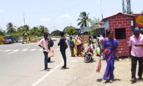 கல்பாக்கம் அருகே வெங்கம்பாக்கம் இ.சி.ஆரில் நிழல்குடை இல்லாமல் பயணிகள் அவதி