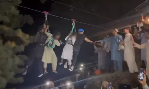 1200 அடி உயரத்தில் ஊசலாடிய கேபிள் கார் - 14 மணி நேரத்துக்கு பின் குழந்தைகள் உள்பட 8 பேரும் மீட்பு