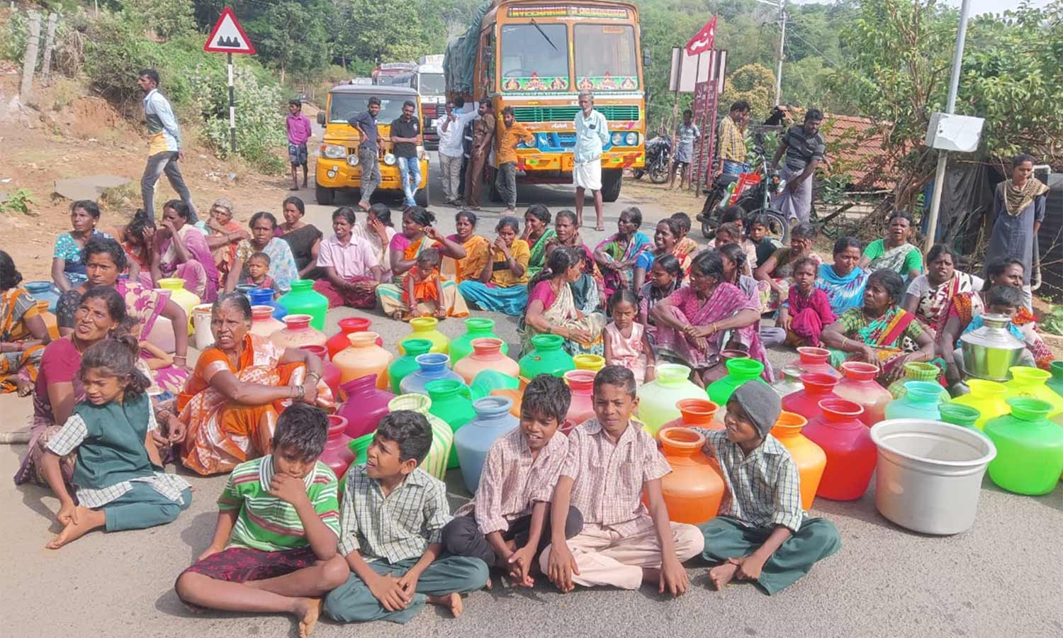 அந்தியூர் அருகே குடிநீர் கேட்டு பர்கூர் மலைப்பாதையில் கிராம மக்கள் காலி குடங்களுடன் சாலை மறியல்