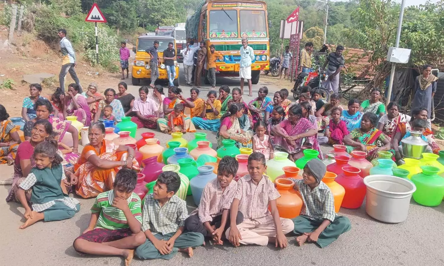 அந்தியூர் அருகே குடிநீர் கேட்டு பர்கூர் மலைப்பாதையில் கிராம மக்கள் காலி குடங்களுடன் சாலை மறியல் அந்தியூர் அருகே குடிநீர் கேட்டு பர்கூர் மலைப்பாதையில் கிராம மக்கள் காலி குடங்களுடன் சாலை மறியல்
