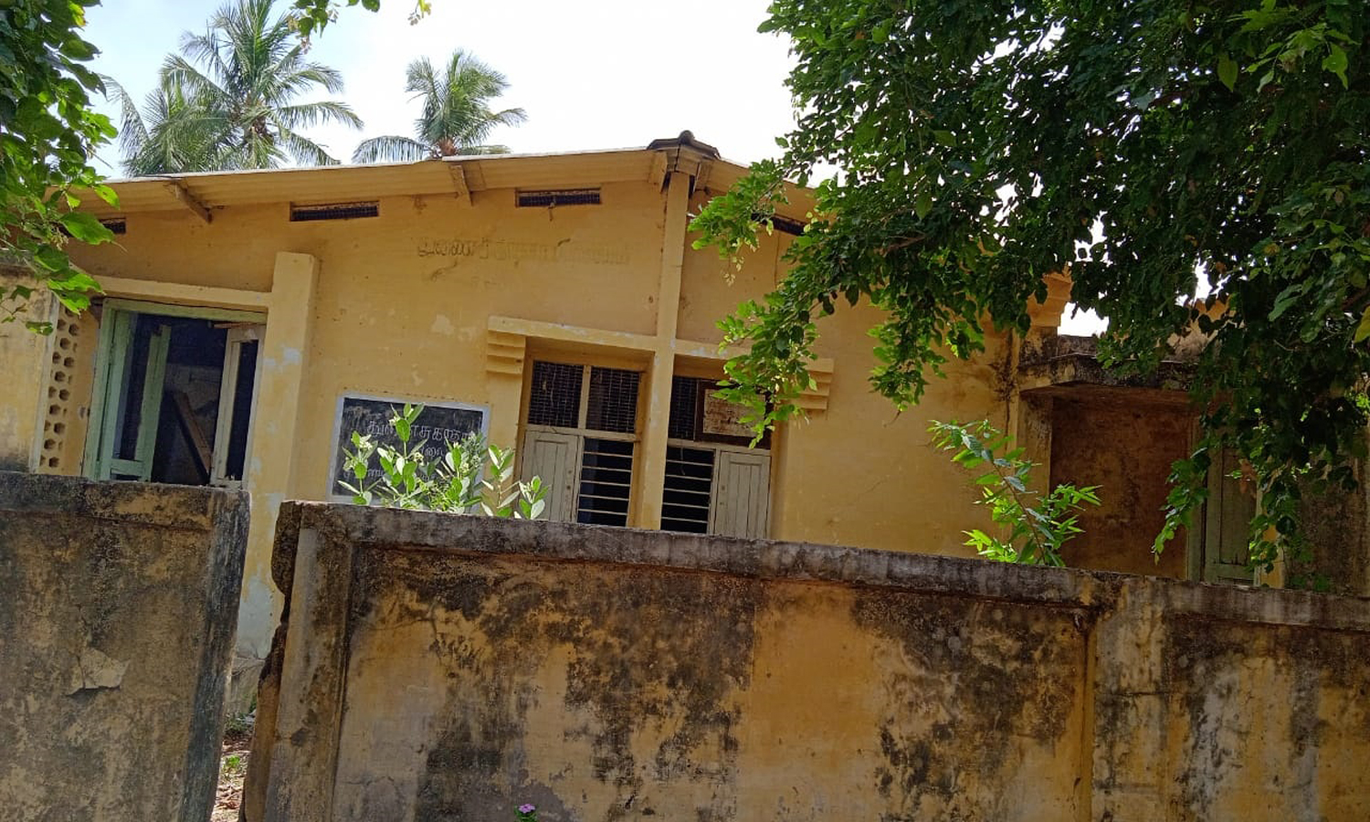 எரியோடு அருகே இடிந்து விழும் நிலையில் சுகாதார நிலைய கட்டிடம்