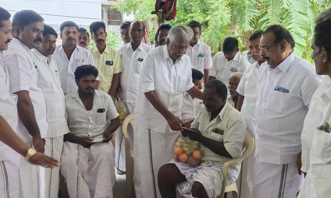 அ.தி.மு.க மாநாட்டிற்கு செல்லும் போது விபத்து: காயமடைந்த 3 பேரை நேரில் சந்தித்து எம்.எல்.ஏ. ஆறுதல் அ.தி.மு.க மாநாட்டிற்கு செல்லும் போது விபத்து: காயமடைந்த 3 பேரை நேரில் சந்தித்து எம்.எல்.ஏ. ஆறுதல்