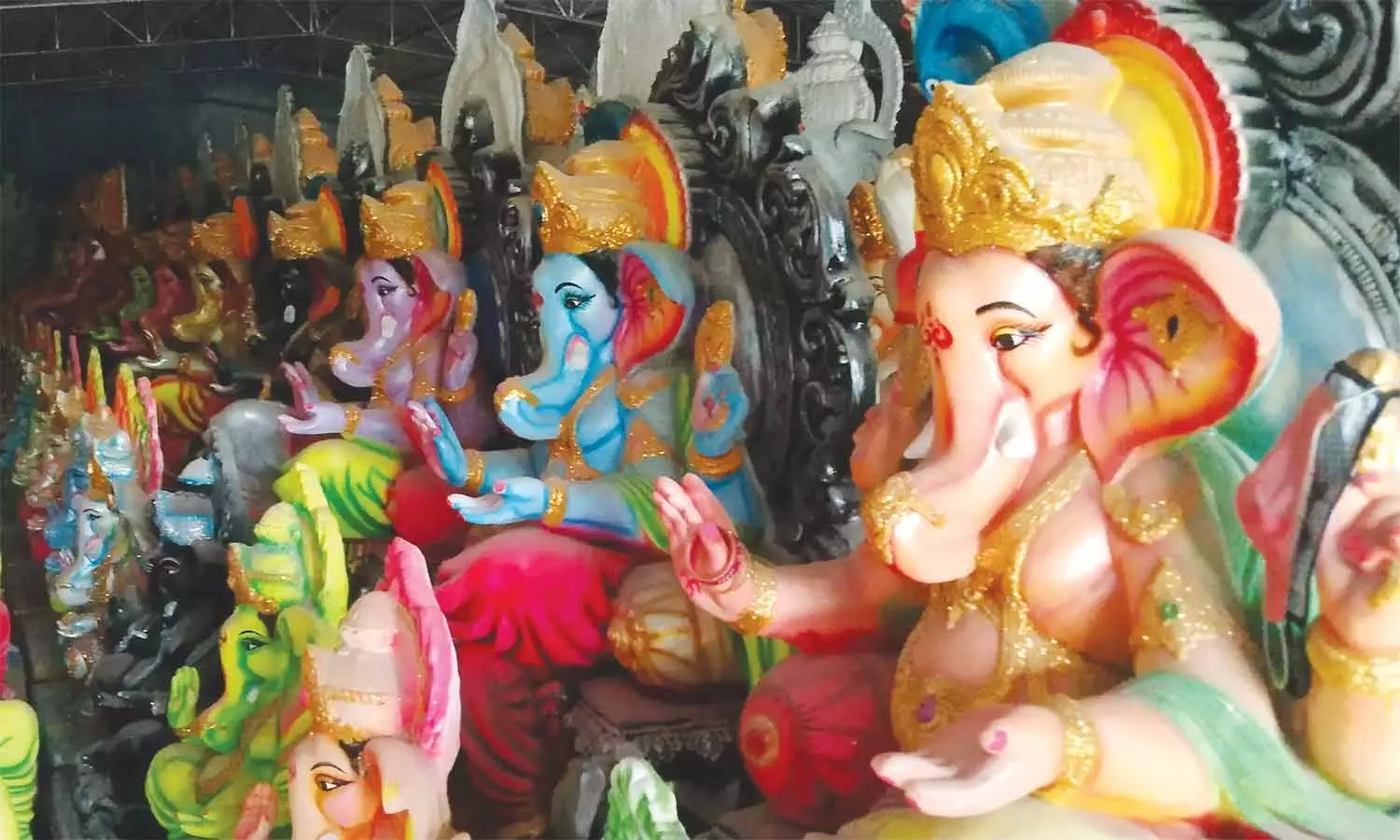 விற்பனைக்கு தயார் நிலையில் விநாயகர் சிலைகள்