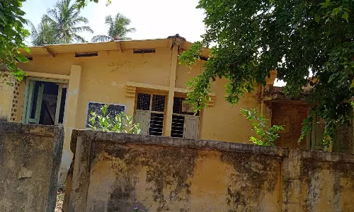 எரியோடு அருகே இடிந்து விழும் நிலையில் சுகாதார நிலைய கட்டிடம்