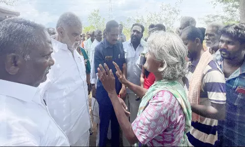 செம்பட்டி அருகே மின்கோபுரம் அமைக்க இடம் கொடுத்த விவசாயிகள் போராட்டம்
