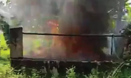 டேங்கர் லாரி கவிழ்ந்து டீசல் கொட்டியது- கிணறு தீப்பிடித்து எரிந்ததால் பரபரப்பு