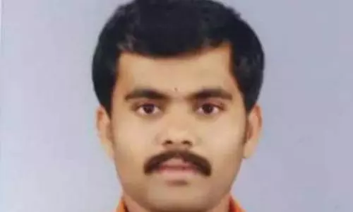 நாமக்கல் அருகே மோட்டார் சைக்கிள் மீது கார் மோதி கட்டிட மேஸ்திரி பலி