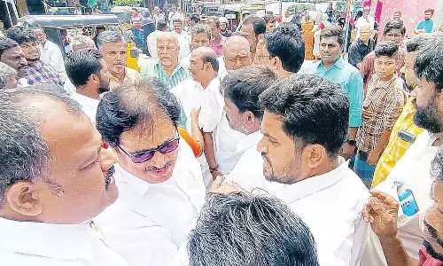 4 வருஷத்துக்கு அப்புறம் இப்பதான் வர்றீங்க... திருநாவுக்கரசர் எம்.பி.யை முற்றுகையிட்ட எஸ்.டி.பி.ஐ. கட்சியினர்