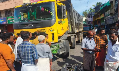 டாரஸ் லாரி மோதி கணவன்-மனைவி படுகாயம்