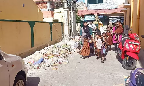 பள்ளி, கோவில் அருகே  கொட்டப்படும் குப்பைகளை அகற்ற வலியுறுத்தல்