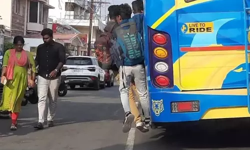 பஸ் படிக்கட்டில் பயணம் செய்த முதியவர் பலி