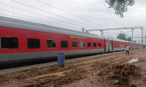 திருநின்றவூரில் தண்டவாளத்தில் விரிசல்- எக்ஸ்பிரஸ் ரெயில்கள் நிறுத்தம்