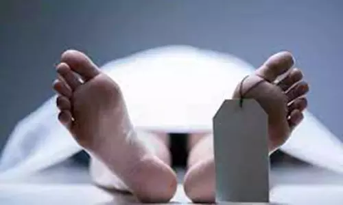 நின்று கொண்டிருந்த லாரி மீது மோட்டார் சைக்கிள் மோதியதில் கட்டிட தொழிலாளி பலி