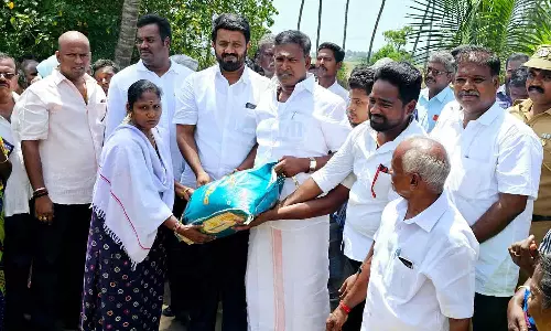 பெண்களுக்கு அரிசி மூட்டையை வழங்கிய அமைச்சர் சாய்.ஜெ.சரவணன் குமார்