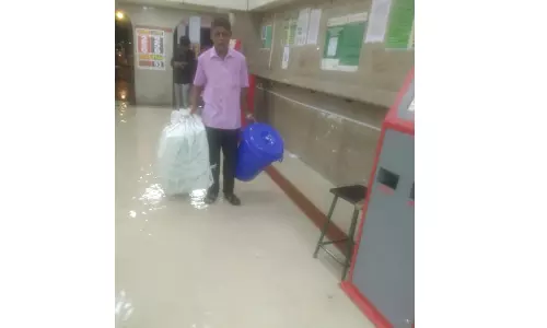 ரெயில் நிலைய டிக்கட் கவுண்டரில் தண்ணீர் புகுந்தது