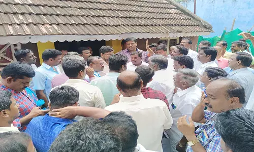 திண்டிவனம் அருகே வீடுகளை காலி செய்ய வந்த அறநிலையத் துறை அதிகாரிகள்: அர்ஜூனன் எம்.எல்.ஏ., தலைமையில் போராட்டம்