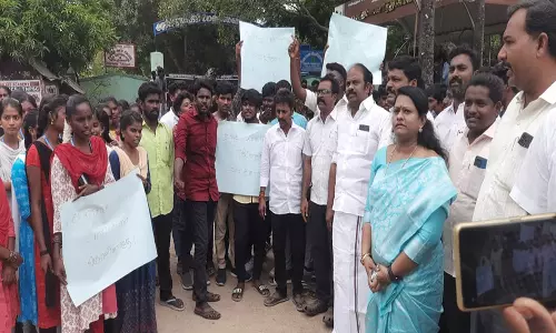 அரியலூரில் நீட் தேர்வை ரத்து செய்ய கோரி ரிஷிவந்தியம் அரசு கல்லூரி மாணவர்கள் ஆர்ப்பாட்டம்