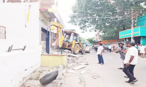 வாலாஜா - அணைக்கட்டு சாலையில் ஆக்கிரமிப்புகள் அகற்றம்