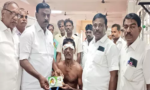 மதுரை மாநாடு சென்று திரும்பிய போது விபத்தில் சிக்கிய அ.தி.மு.க. தொண்டருக்கு  மருத்துவ உதவி தொகை