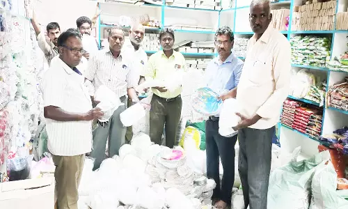 கடைகளில் விற்பனை செய்த 112 கிலோ பிளாஸ்டிக் பறிமுதல்