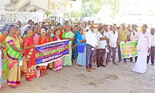 நெல்லை வண்ணார்பேட்டையில் ஓய்வு பெற்ற அரசு ஊழியர்கள் சங்கத்தினர் ஆர்ப்பாட்டம்