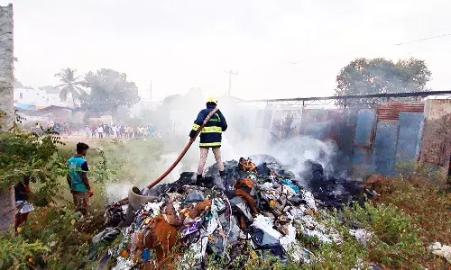 பழைய பிளாஸ்டிக் கழிவுகளில் திடீர் தீ