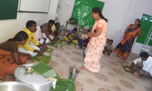 பள்ளி குழந்தைகளுக்கு காலை சிற்றுண்டி வழங்கும் நிகழ்ச்சி